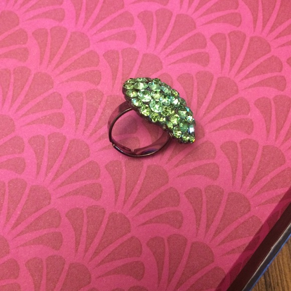 Green rhinestone heart ring - Picture 2 of 4