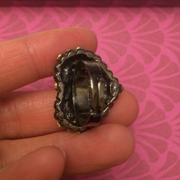 Green rhinestone heart ring - Picture 3 of 4