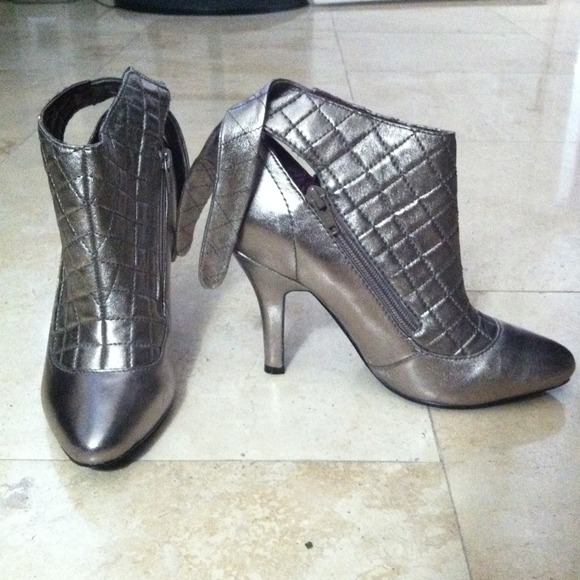 Sam Edelman silver quilted booties. - Picture 2 of 4