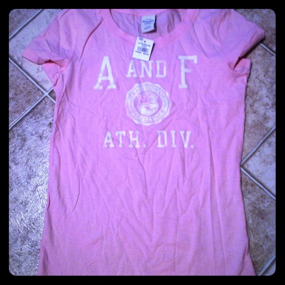 🔴🔴🔴🔴🔴SOLDNew with tags Abercrombie shirt
