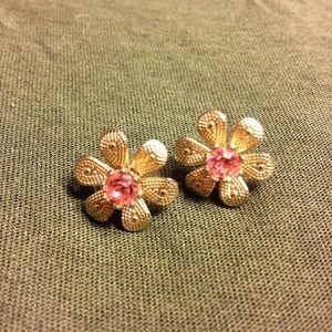 Adorable antique style flower studs 🌺