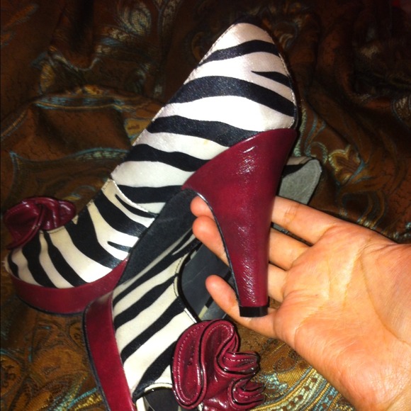 Madden Girl Zebra Print/burgundy accent.  NWOT - Picture 2 of 3