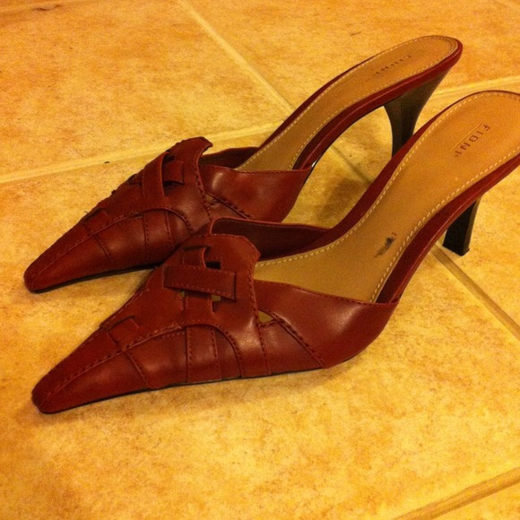 Great RED pointed toe heels!