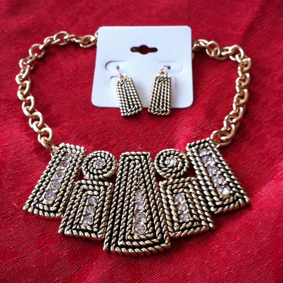 💢SOLD To Coworker💢textured necklace earring set.