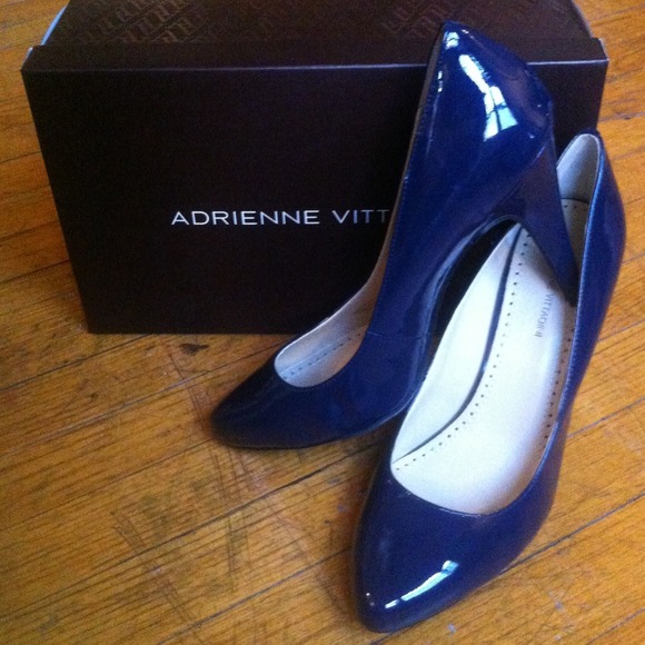 📌Reserved for @yazzia AV Navy Blue Patent Pumps