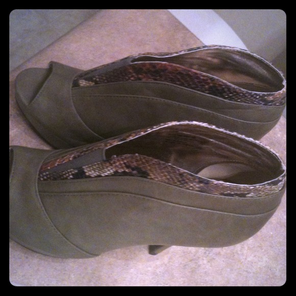 Brand new, Peep Toe, snake skin outlined heels!
