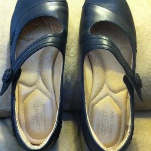 Black Mary Jane flats