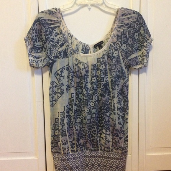 patterned top - Picture 1 of 3