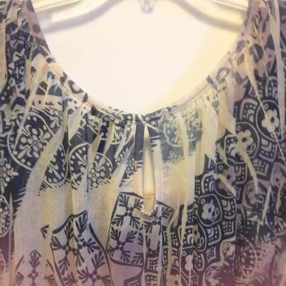 patterned top - Picture 2 of 3