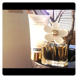 RESERVED Marc Jacobs Daisy 3.4 oz perfume set