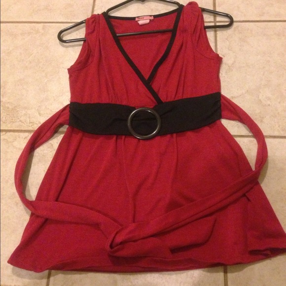 Red sleeve less top