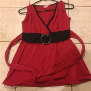 Red sleeve less top