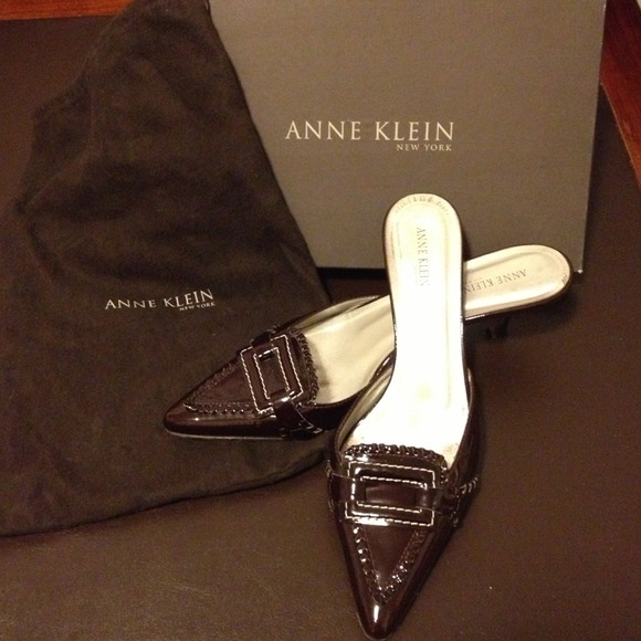 Beautiful Anne Klein kitten heels fit like a 9