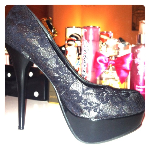 Lace black pumps!