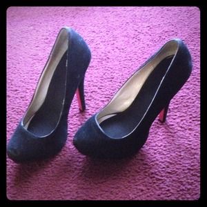 Black pumps