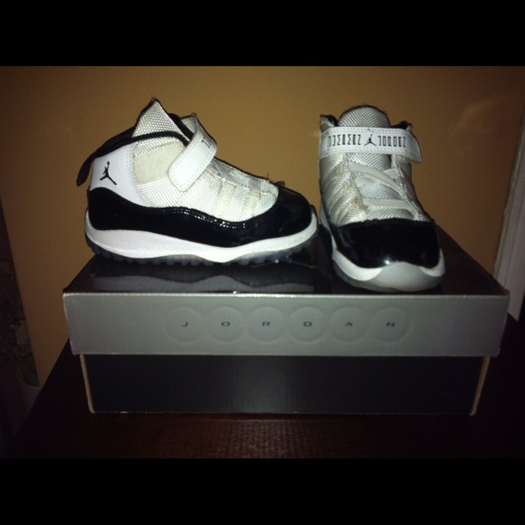 Boys shoes, sizes 7.5-8.5, price neg in bulk - Picture 2 of 3