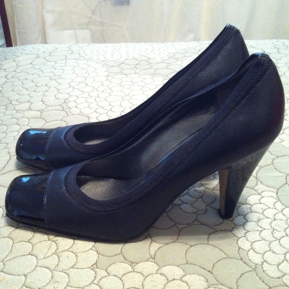 Nine West Black Cap Toe Heels Size 8.5 - Picture 2 of 4