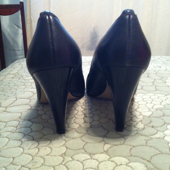 Nine West Black Cap Toe Heels Size 8.5 - Picture 3 of 4