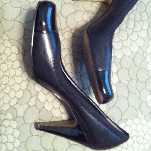 Nine West Black Cap Toe Heels Size 8.5 - Picture 4 of 4