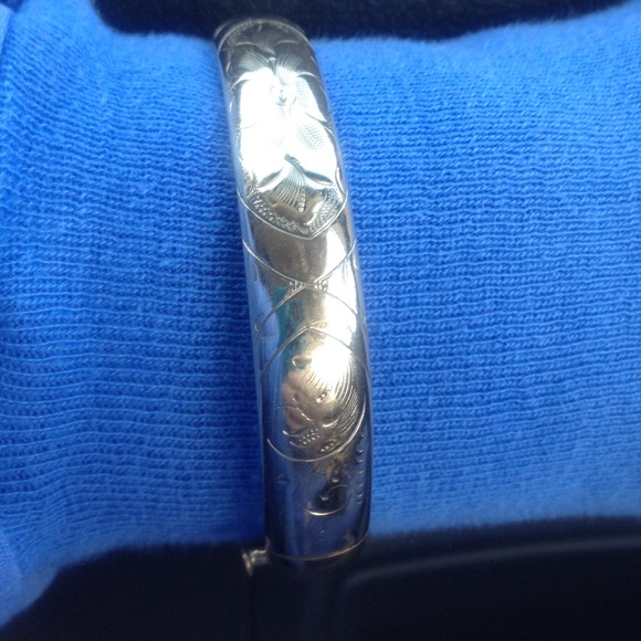 Gold flower design bangle bracelet - Picture 1 of 4