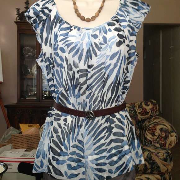 Ninety Tops - Gorgeous blouse!