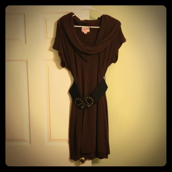 Beautiful short sleeve sweater dress with belt!