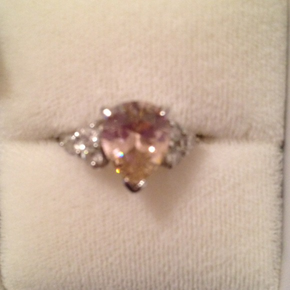 Beautiful ring 💍💕💕 - Picture 1 of 2