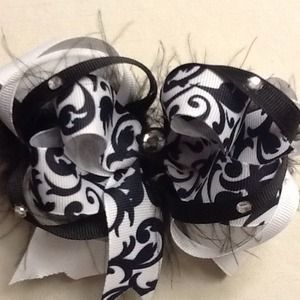 🎀White and Black Damask Bow🎀