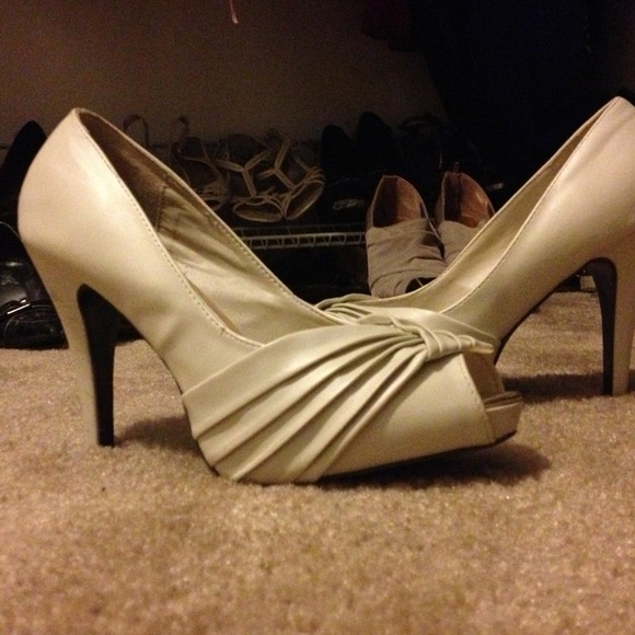 Criss cross peep toe heels
