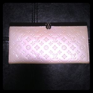 RESERVED!!~LV Patent white wallet~👛👜