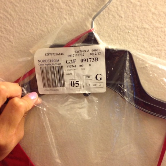 Red dress!!! - Picture 2 of 4