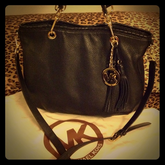 Michael kors!! leather black purse..