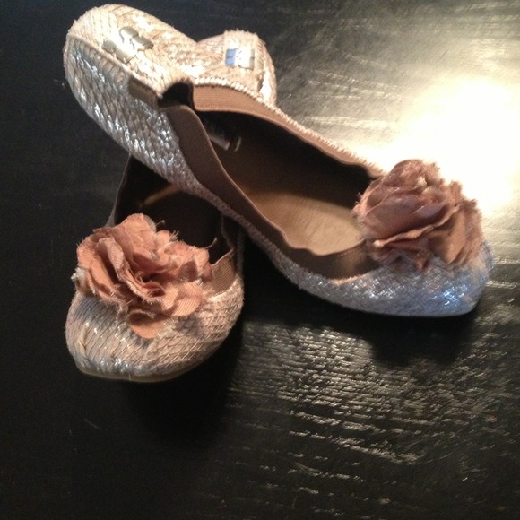 BCBG Gracey ballet flat. Taupe metallic