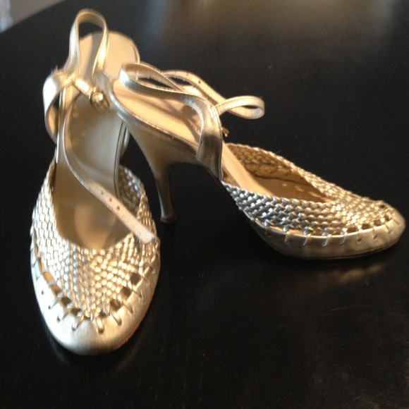 BCBC gold leather woven pump