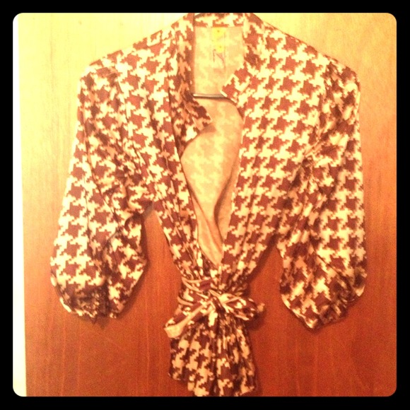 Houndstooth silky top.