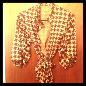 Houndstooth silky top.