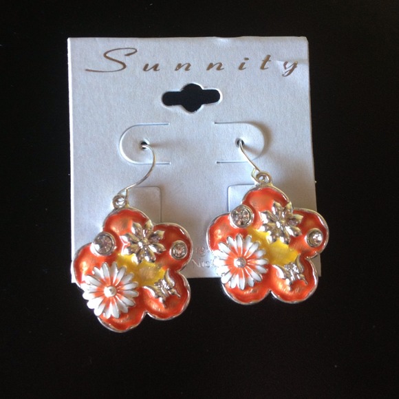Adorable Flower Earrings w/Rhinestones