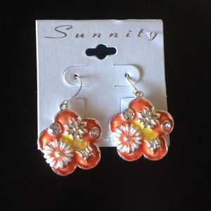 Adorable Flower Earrings w/Rhinestones