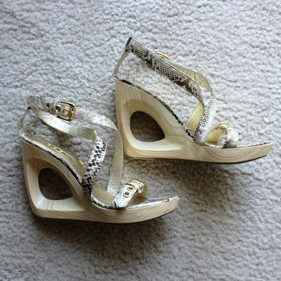 Adorable wedge heels