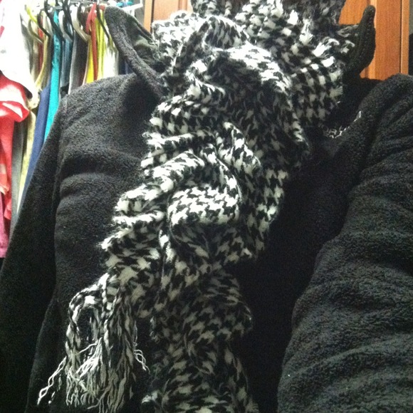 HOUNDSTOOTH SCRUNCHY SCARF