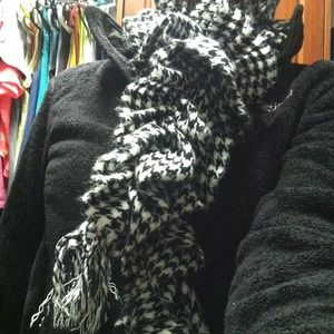 HOUNDSTOOTH SCRUNCHY SCARF