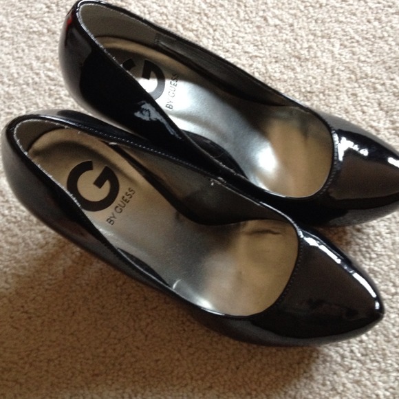 GUESS patent leather pumps