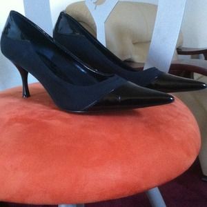Nine West Patent Leather & Spandex material pump.