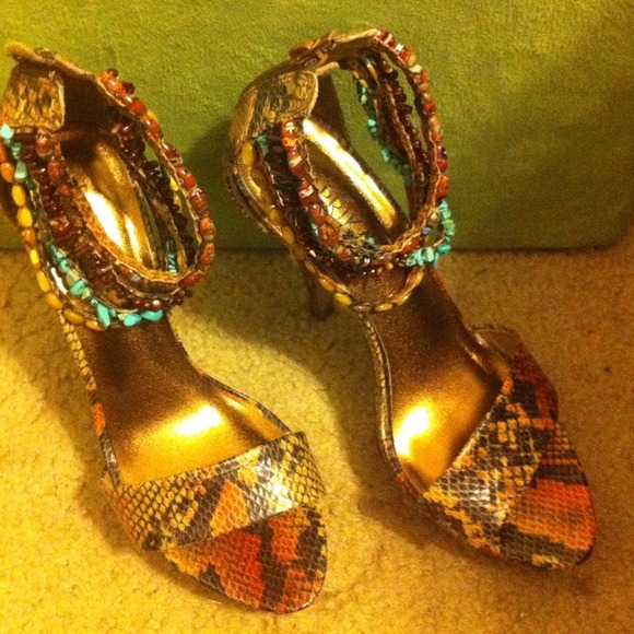 Gently used snakeskin platforms 👸 Size 7