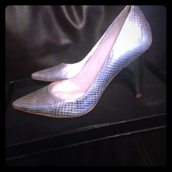 Silver faux snakeskin Gianni Bini pump