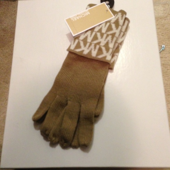 **Sold in bundle**Michael kors gloves