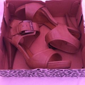 Cute Pumps With Buckle!