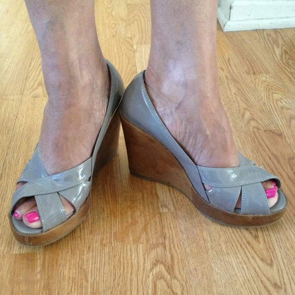 Grey heels - Picture 3 of 3