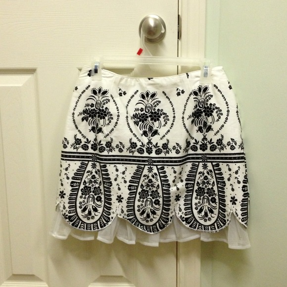 Metrostyle black and white skort, size 6