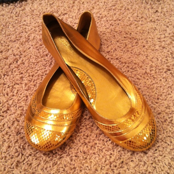 Michelle D GOLD METALLIC flats!!! NWOT